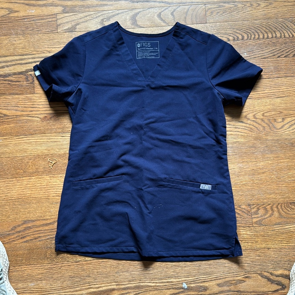 Figs Casma 3 Pocket Scrub Top in Navy